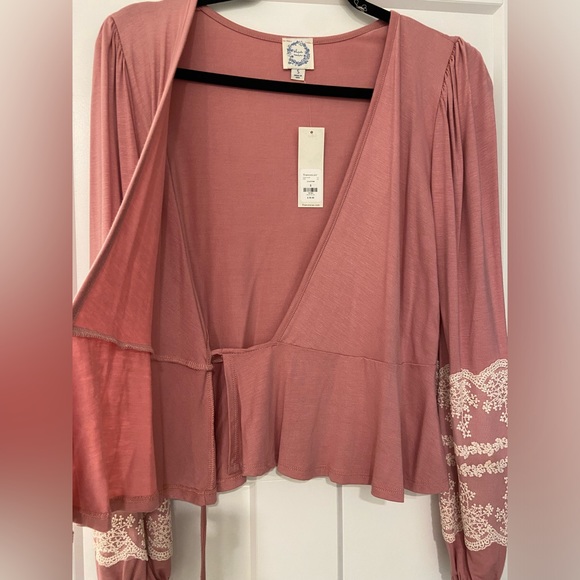 Francesca’s long sleeve knit top - Picture 4 of 4